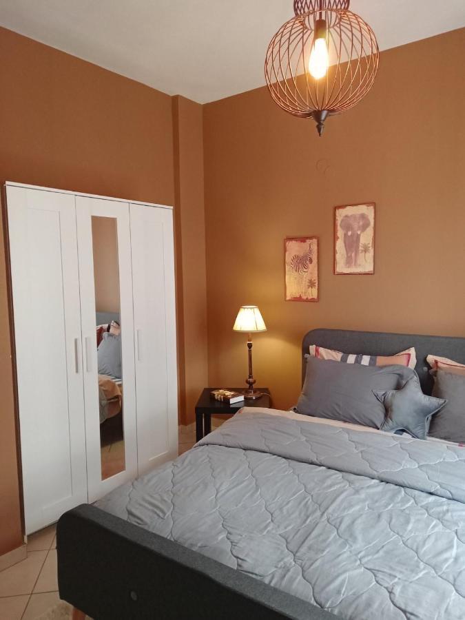 Central Artistic 2-Bedroom Apartment 79Sqm 特里波利斯 外观 照片